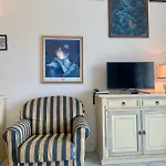 Ξενοδοχείο με διαμερίσματα Casa Fronte Mare Con Piscina - Seafront House With Pool 3*