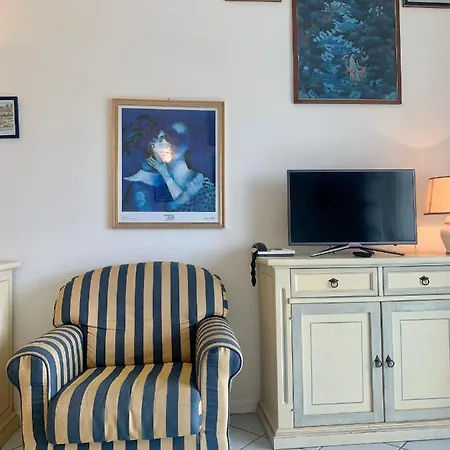 Lägenhetshotell Casa Fronte Mare Con Piscina - Seafront House With Pool 3*