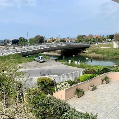 Ξενοδοχείο με διαμερίσματα Casa Fronte Mare Con Piscina - Seafront House With Pool