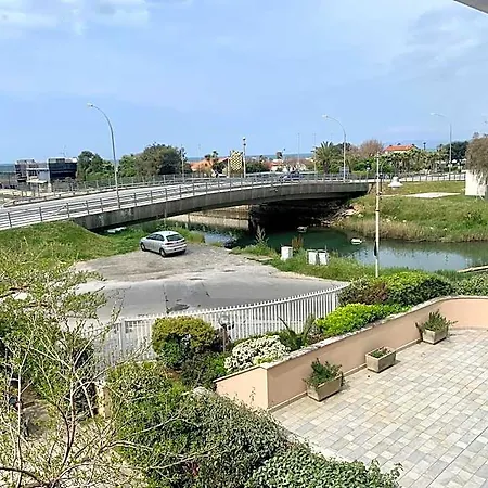 Lägenhetshotell Casa Fronte Mare Con Piscina - Seafront House With Pool