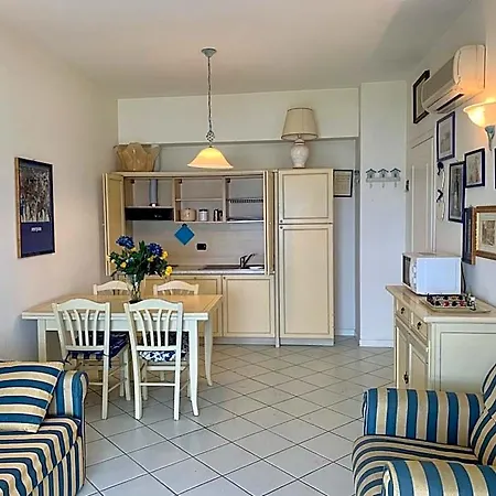 Casa Fronte Mare Con Piscina - Seafront House With Pool Lägenhetshotell Marina di Pietrasanta