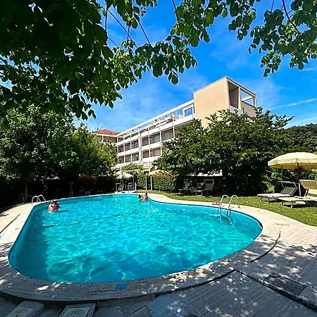 Lägenhetshotell Casa Fronte Mare Con Piscina - Seafront House With Pool