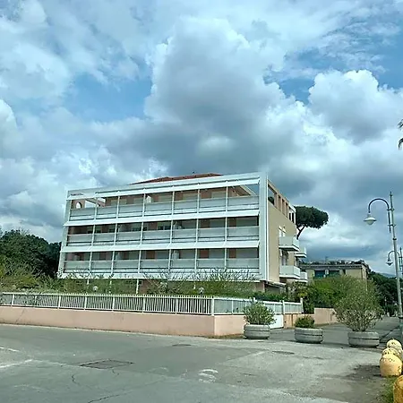 Lägenhetshotell Casa Fronte Mare Con Piscina - Seafront House With Pool 3*